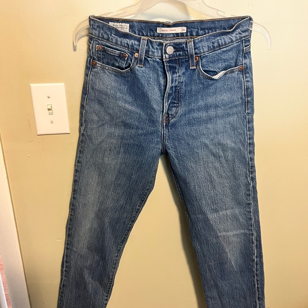 Levi’s Wedgie Straight Raw Hem Light / Medium Wash
